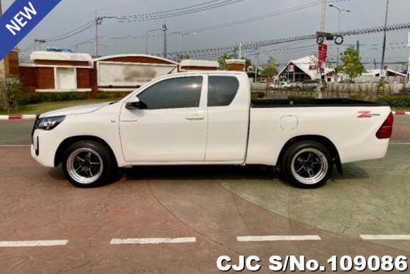 Toyota Hilux in White for Sale Image 5