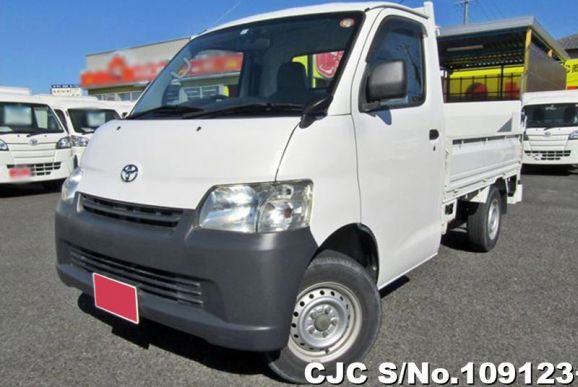 Toyota Townace in White for Sale Image 0