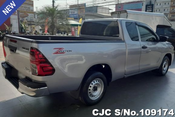 Toyota Hilux in Silver for Sale Image 2