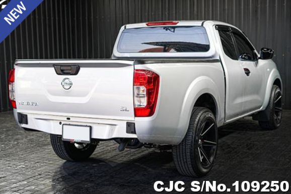 Nissan Navara in Silver for Sale Image 2