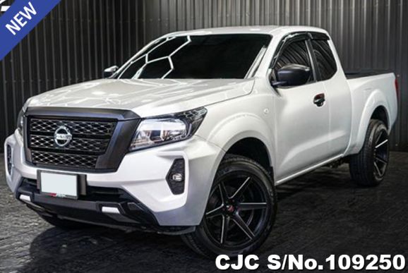 Nissan Navara in Silver for Sale Image 3