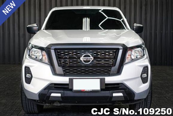 Nissan Navara in Silver for Sale Image 4