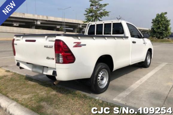 Toyota Hilux in White for Sale Image 2