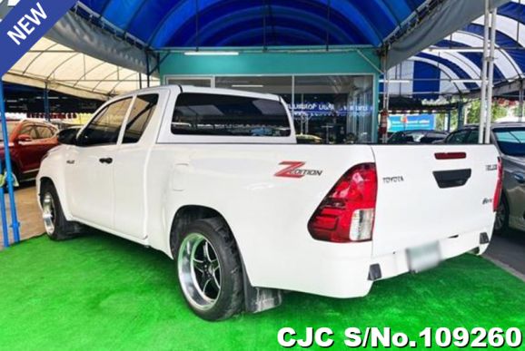 Toyota Hilux in White for Sale Image 2