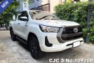 Toyota Hilux in White for Sale Image 0