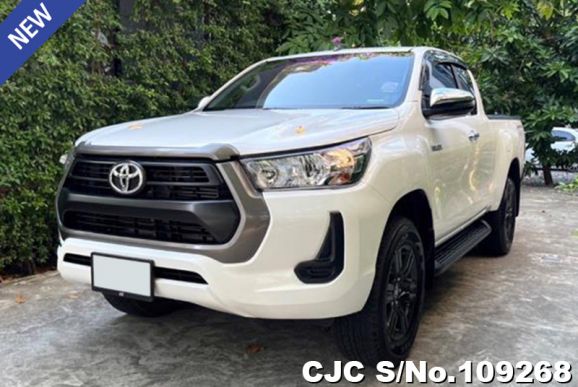 Toyota Hilux in White for Sale Image 3