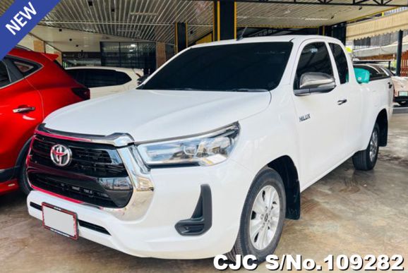 Toyota Hilux in White for Sale Image 0