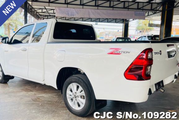 Toyota Hilux in White for Sale Image 2