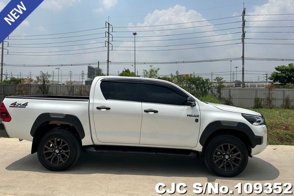 Toyota Hilux in White for Sale Image 3