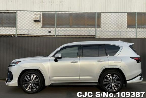 Lexus LX 600 in Pearl for Sale Image 6