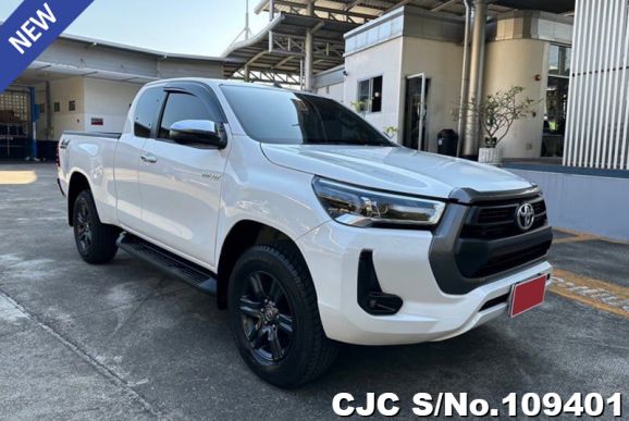 Toyota Hilux in White for Sale Image 0