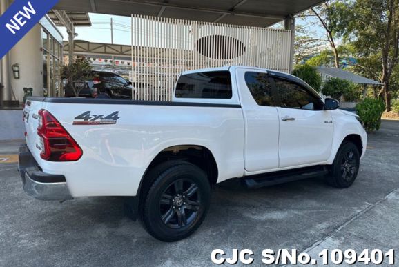 Toyota Hilux in White for Sale Image 1