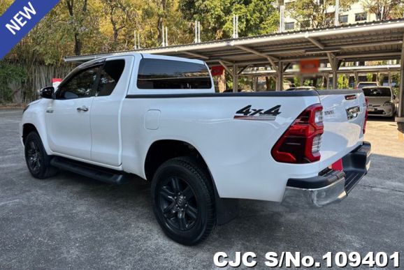 Toyota Hilux in White for Sale Image 2