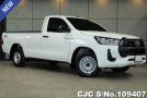 Toyota Hilux in White for Sale Image 0