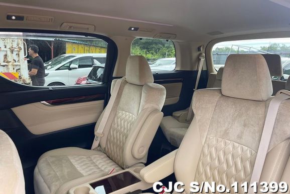 Toyota Alphard in Pearl White for Sale Image 8